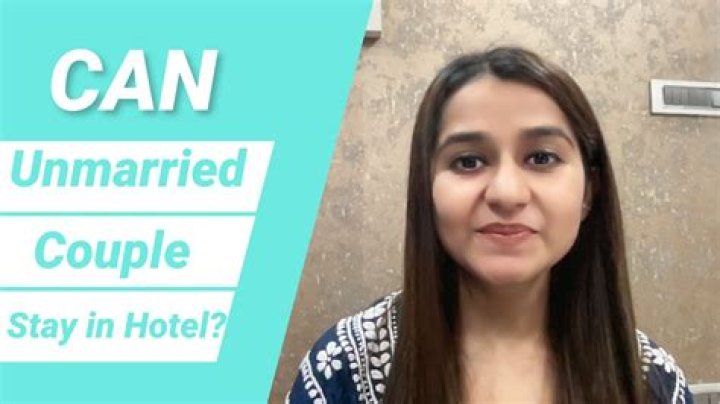 Can unmarried couples share a hotel room in Oman?