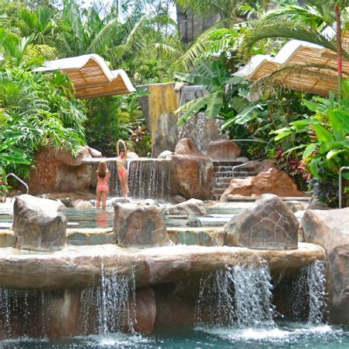 How do Arenal hot springs work?