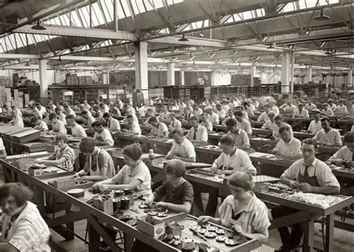How many factory workers were there in 1900?