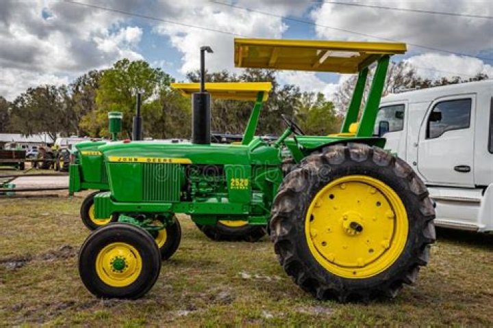 How much horsepower does a 2520 John Deere tractor have?