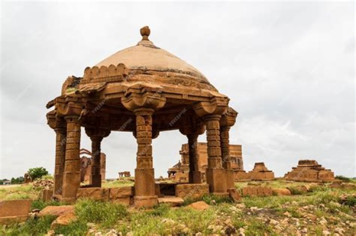 How old is Makli graveyard?