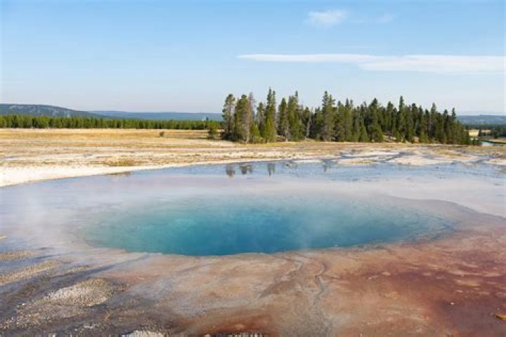 What should you not miss in Yellowstone National Park?