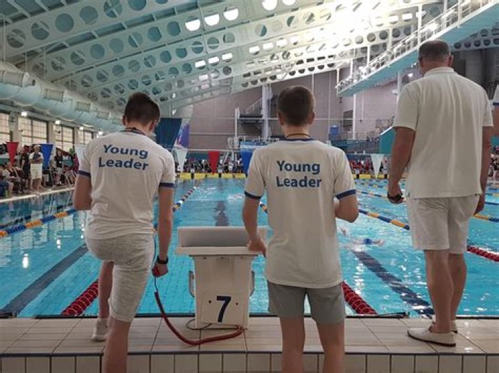 Who are the officials in Olympic swimming?