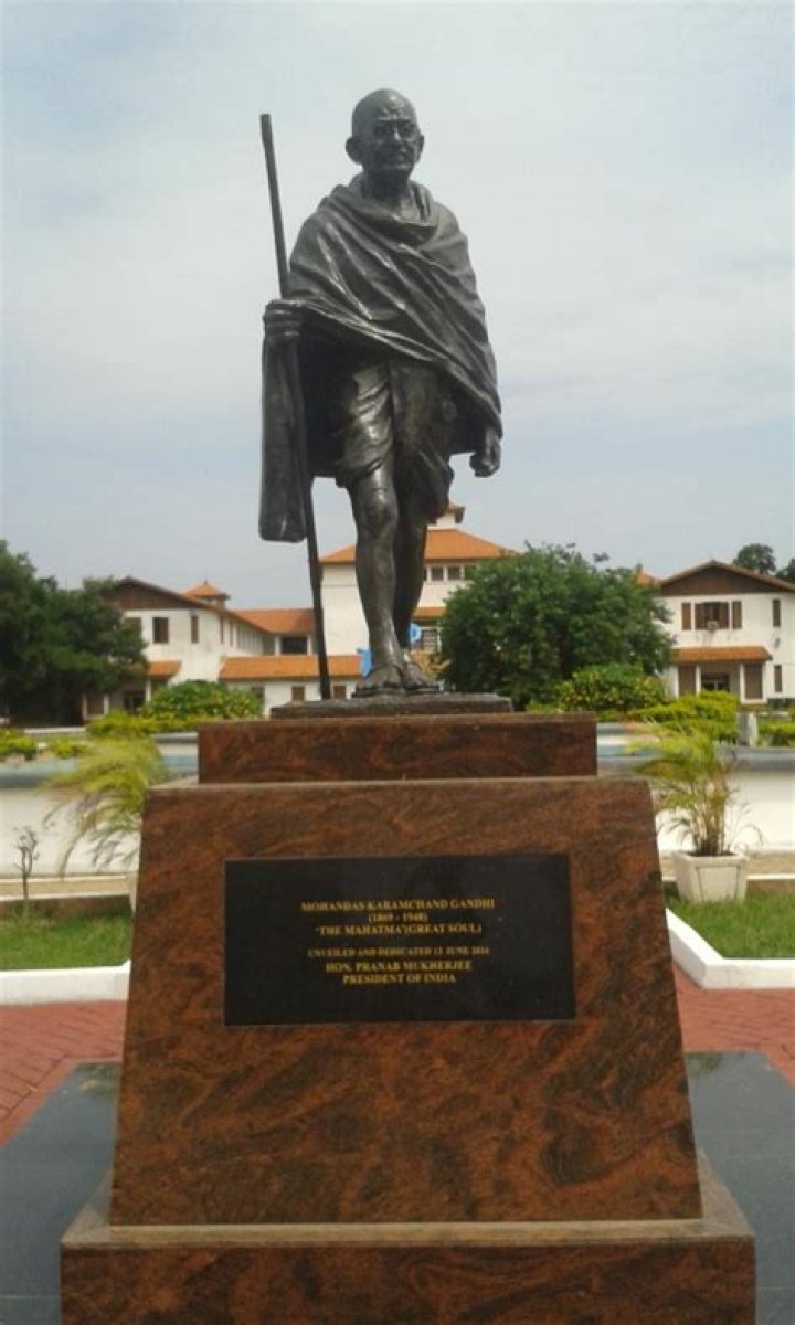 Why did Gandhi remove statue from Ghana University?